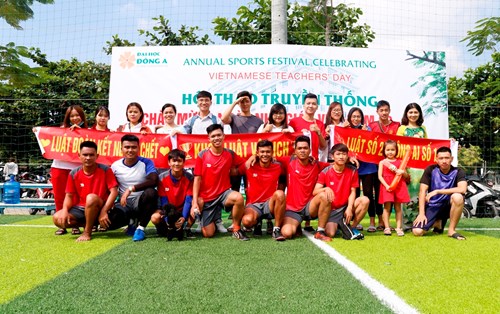 Các cầu thủ Khoa Luật xuất sắc giành tấm vé vàng tiến vào trận Chung Kết bóng đá nam Hội thao 20-11